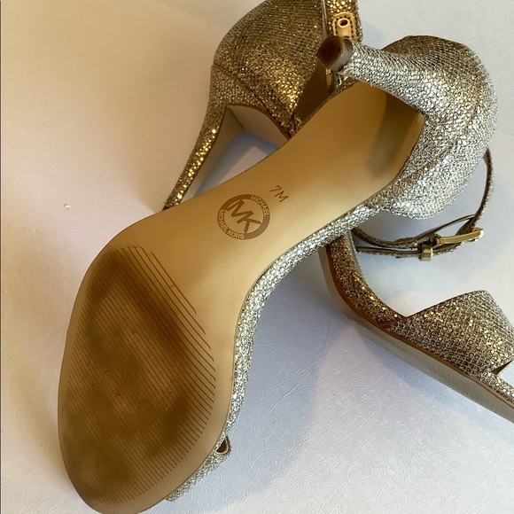 Gorgeous MK gold specked 3” sandal - Picture 7 of 12
